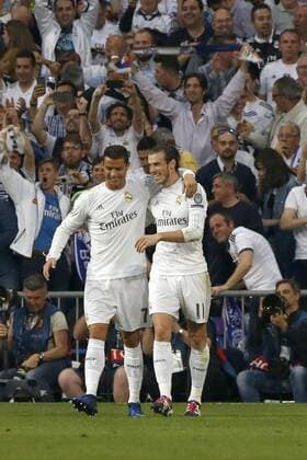 Real Madrid s Welsh striker Garteh Bale (R) celebrates the first goal for the team with his Portuguese team mate Cristiano Ronaldo during a Champions League semifinal second leg match between Real Madrid and Manchester City at Santiago Bernabeu stadium in Madrid, Spain, 4 May 2016. REAL MADRID VS MANCHESTER CITY !ACHTUNG: NUR REDAKTIONELLE NUTZUNG!  MAD017 20160504-635979943583114682