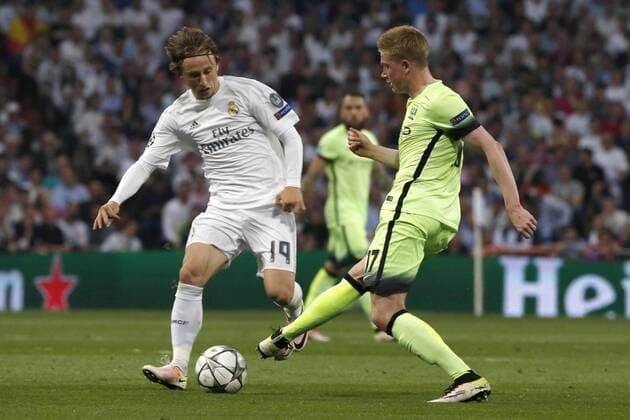 Real Madird s Croatian midfielder Luka Modric (L) fights for the ball with Manchester City s Belgian midfielder Kevin De Bruyne during a Champions League semifinal second leg match between Real Madrid and Manchester City at Santiago Bernabeu stadium in Madrid, Spain, 4 May 2016. REAL MADRID VS MANCHESTER CITY !ACHTUNG: NUR REDAKTIONELLE NUTZUNG!  MAD040 20160504-635979973039151895