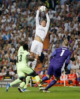 Themen der Woche - SPORT Bilder des Tages - SPORT Real Madrid s Portuguese striker Cristiano Ronaldo (C) jumps for the ball during a Champions League semifinal second leg match between Real Madrid and Manchester City at Santiago Bernabeu stadium in Madrid, Spain, 4 May 2016. REAL MADRID VS MANCHESTER CITY !ACHTUNG: NUR REDAKTIONELLE NUTZUNG!  MAD057 20160504-635979982943279895