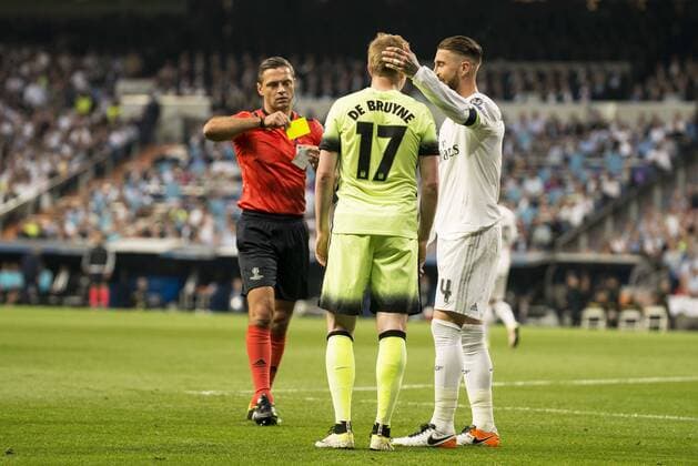 Fußball, CL, Real Madrid - Manchester City The referee, Real Madrid s Sergio Ramos and Manchester City s Kevin De Bruyne during Champions League 2015 2016 Semi-Finals 2nd leg match at Santiago Bernabeu in Madrid. May 04, 2016.  (20160504018)