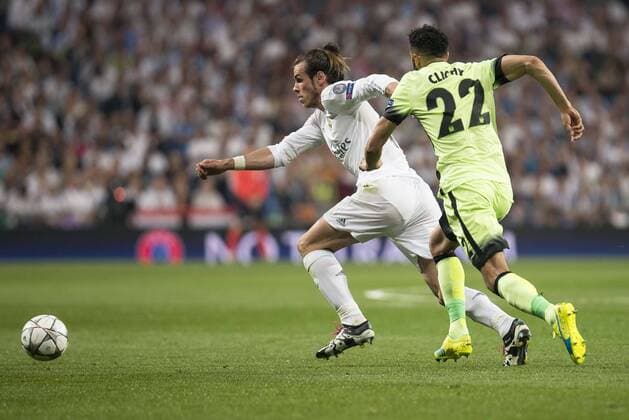 Fußball, CL, Real Madrid - Manchester City Real Madrid s Gareth Bale and Manchester City s Clichy during Champions League 2015 2016 Semi-Finals 2nd leg match at Santiago Bernabeu in Madrid. May 04, 2016.  (20160504035)