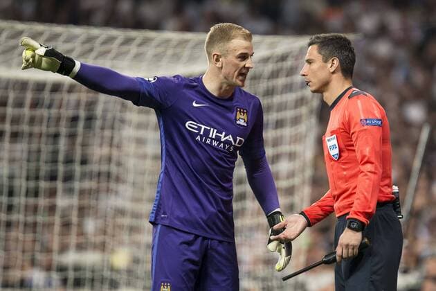 Fußball, CL, Real Madrid - Manchester City Manchester City s Joe Hart talking with the referee during Champions League 2015 2016 Semi-Finals 2nd leg match at Santiago Bernabeu in Madrid. May 04, 2016.  (20160504055)