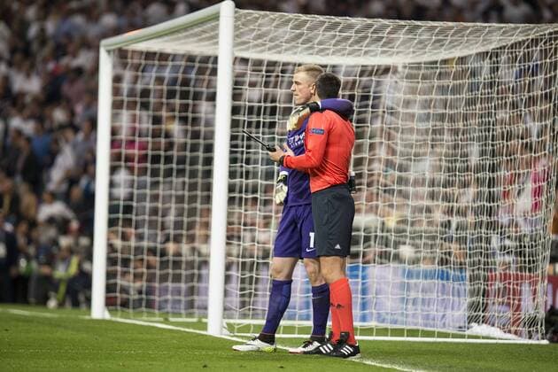 Fußball, CL, Real Madrid - Manchester City Manchester City s Joe Hart talking with the referee during Champions League 2015 2016 Semi-Finals 2nd leg match at Santiago Bernabeu in Madrid. May 04, 2016.  (20160504057)