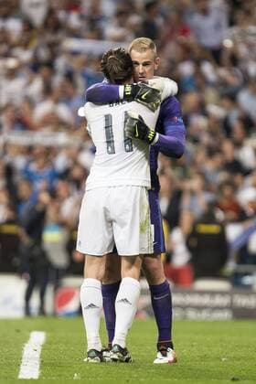 Fußball, CL, Real Madrid - Manchester City Real Madrid s Gareth Bale and Manchester City s Joe Hart during Champions League 2015 2016 Semi-Finals 2nd leg match at Santiago Bernabeu in Madrid. May 04, 2016.  (20160504061)