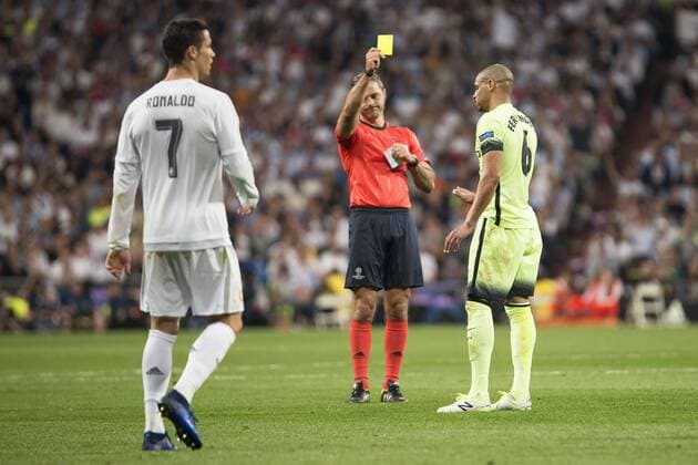 Fußball, CL, Real Madrid - Manchester City The referee Real Madrid s Cristiano Ronaldo and Manchester City s Fernando during Champions League 2015 2016 Semi-Finals 2nd leg match at Santiago Bernabeu in Madrid. May 04, 2016.  (20160504047)
