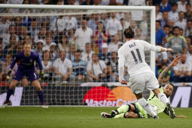 Fußball, CL, Real Madrid - Manchester City Real Madrid s Welsh striker Gareth Bale fights for the ball with Manchester City s Argentinian defense Nicolas Otamendi during a Champions League semifinal second leg match between Real Madrid and Manchester City at Santiago Bernabeu stadium in Madrid, Spain, 4 May 2016. EFE Juan Carlos Hidalgo REAL MADRID VS MANCHESTER CITY !ACHTUNG: NUR REDAKTIONELLE NUTZUNG!  MAD061 20160504-635980023646325337