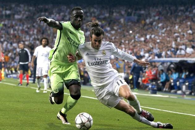 Fußball, CL, Real Madrid - Manchester City Real Madrid s Welsh captain Gareth Bale (R) and Manchester City s French defense Bakari Sagna fight for the ball during a Champions League semifinal second leg match between Real Madrid and Manchester City at Santiago Bernabeu stadium in Madrid, Spain, 4 May 2016. REAL MADRID VS MANCHESTER CITY !ACHTUNG: NUR REDAKTIONELLE NUTZUNG!  MAD072 20160504-635980028312285337