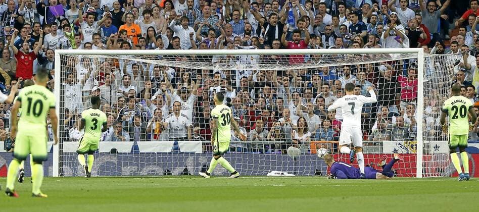 Fußball, CL, Real Madrid - Manchester City Second leg of the Champions League semifinals played between Real Madrid vs Manchester City. In this picture, Bale scores his goal. xPabloxGarciax 