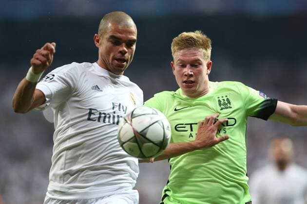 Fußball, CL, Real Madrid - Manchester City Pepe of Real Madrid and Kevin De Bruyne of Manchester City during the UEFA Champions League Semi Final 2nd leg match at the Santiago Bernabeu stadium. Photo credit should read: Philip Oldham Sportimage EDITORIAL USE ONLY. No use with unauthorised audio, video, data, fixture lists, club league logos or live services. Online in-match use limited to 120 images, no video emulation. No use in betting, games or single club league player publications.