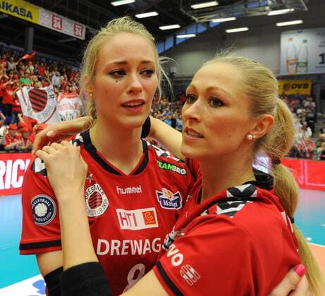 v.l.: Louisa Lippmann mit Mareike Hindriksen, der Dresdner SC ist deutscher Meister 2016 und Pokalsieger, Double, Dresdner SC gegen Allianz MTV Stuttgart, Volleyball, 1. Bundesliga Frauen, Play-off Finale, 5. Spiel, Playoff-Finale, Playoffs, 1. Liga, Margon-Arena Dresden Bodenbacher Straße, DSC, Saison 2015 2016, 02.05.2016,