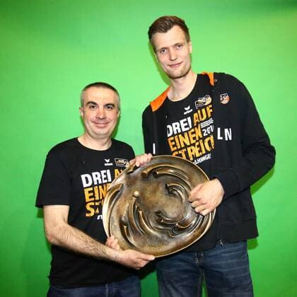 Volleyball, Herren, Saison 2015 16, Bundesliga, Saisonabschlußfeier BR Volleys, Cheftrainer Roberto Serniotti (Berlin Recycling Volleys) und Robert Kromm (No. 3, Berlin Recycling Volleys) mit der rund acht Kilogramm schweren Meisterschale, 03.05.16,