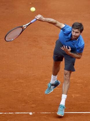 French tennis player Gilles Simon serves to British Andy Murray during their Mutua Madrid Open tennis tournament round of 16 match at the Caja Magica Tennis Center in Madrid, Spain, 05 May 2016. The Mutua Madrid Open runs from 29 April until 08 May 2016. ANDY MURRAY VS GILLES SIMON !ACHTUNG: NUR REDAKTIONELLE NUTZUNG!  GRA256 20160505-635980521878433483