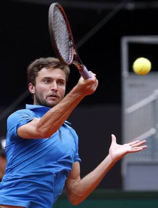 French tennis player Gilles Simon serves to British Andy Murray during their Mutua Madrid Open tennis tournament round of 16 match at the Caja Magica Tennis Center in Madrid, Spain, 05 May 2016. The Mutua Madrid Open runs from 29 April until 08 May 2016. ANDY MURRAY VS GILLES SIMON !ACHTUNG: NUR REDAKTIONELLE NUTZUNG!  GRA256 20160505-635980528349937483