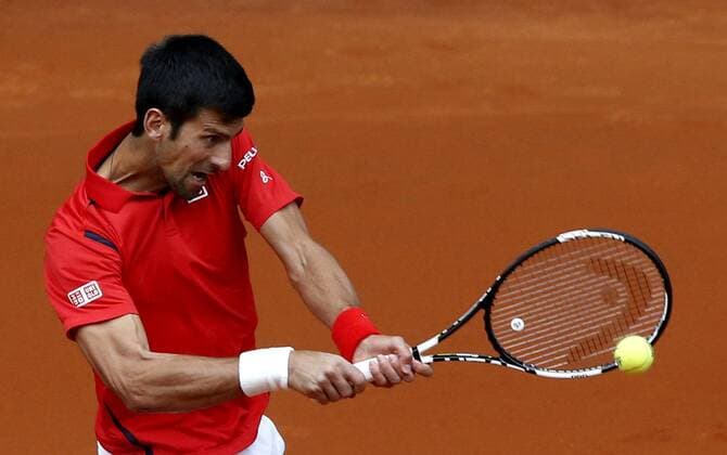 Serbian tennis player Novak Djokovic returns the ball to Spanish Roberto Bautista during their Mutua Madrid Open tennis tournament round of 16 match at the Caja Magica Tennis Center in Madrid, Spain, 05 May 2016. The Mutua Madrid Open runs from 29 April until 08 May 2016. NOVAK DJOKOVIC VS ROBERTO BAUTISTA !ACHTUNG: NUR REDAKTIONELLE NUTZUNG!  GRA256 20160505-635980654926470171
