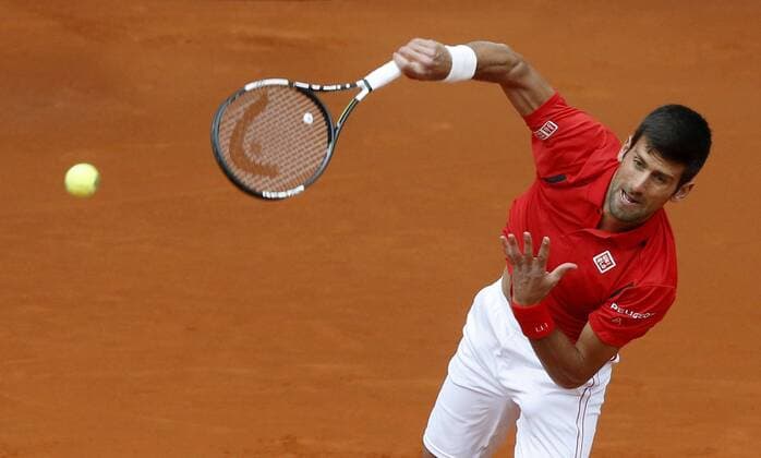 Serbian tennis player Novak Djokovic returns the ball to Spanish Roberto Bautista during their Mutua Madrid Open tennis tournament round of 16 match at the Caja Magica Tennis Center in Madrid, Spain, 05 May 2016. The Mutua Madrid Open runs from 29 April until 08 May 2016. NOVAK DJOKOVIC VS ROBERTO BAUTISTA !ACHTUNG: NUR REDAKTIONELLE NUTZUNG!  GRA256 20160505-635980655567162171