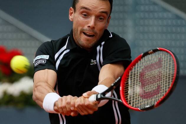 Spanish tennis player Roberto Bautista returns the ball to Serbian Novak Djokovic during their Mutua Madrid Open tennis tournament round of 16 match at the Caja Magica Tennis Center in Madrid, Spain, 05 May 2016. The Mutua Madrid Open runs from 29 April until 08 May 2016. NOVAK DJOKOVIC VS ROBERTO BAUTISTA !ACHTUNG: NUR REDAKTIONELLE NUTZUNG!  GRA256 20160505-635980665198914171