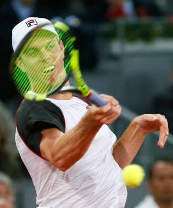 US tennis player Sam Querrey returns the ball to Spanish Rafa Nadal during the third round of the Madrid Open at Caja Magica, Madrid, Spain, on 5 May 2016. EFE JuanJo Martin NADAL- SAM QUERREY !ACHTUNG: NUR REDAKTIONELLE NUTZUNG!  GRA514 20160505-635980815489191629