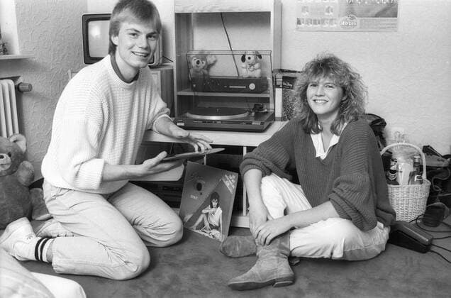 Thomas Helmer mit Freundin Stefanie Gürtler 11 85 brüg Thomas Helmer mit seiner Freundin Stefanie Gürtler im November 1985 Deutschland deutsch deutscher Mann Fußball Fußballspieler Fußballer Bundesliga privat Homestory german soccer player quer ganz sitzend Fußboden Wohnzimmer Hifi Anlage Stereoanlage Stereo Musik hören LPs Lp Schallplatten Schallplatte Sammlung Plattenspieler sw
