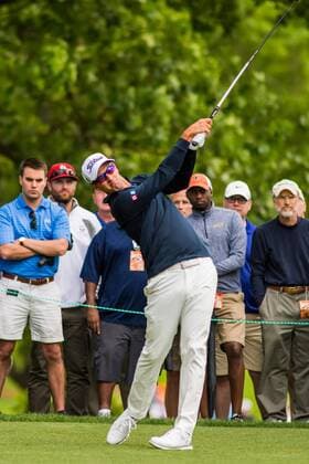 Golfer Adam Scott tees off on the 15th hole during the PGA Golf Herren Wells Fargo Championship on Thursday, May 5, 2016 at Quail Hallow Country Club in Charlotte, NC. David Grooms CSM PGA 2016: Wells Fargo Championship MAR 5 - ZUMAc04_