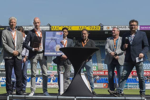 Coach Erik ten Hag of FC Utrecht wins the Rinus Michels Award 2015-2016 Trainerscongres Topvoetbal 2015 2016 xVIxGerritxvanxKeulenxIVx 5423598