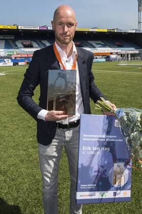 Coach Erik ten Hag of FC Utrecht wins the Rinus Michels Award 2015-2016 Trainerscongres Topvoetbal 2015 2016 xVIxGerritxvanxKeulenxIVx 5423599