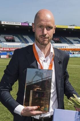 Coach Erik ten Hag of FC Utrecht wins the Rinus Michels Award 2015-2016 Trainerscongres Topvoetbal 2015 2016 xVIxGerritxvanxKeulenxIVx 5423718