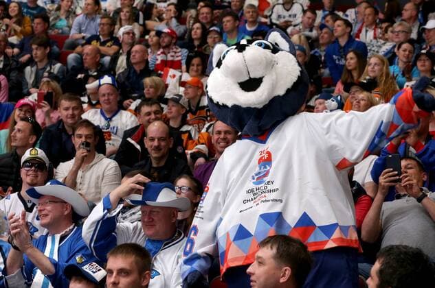 ST. PETERSBURG, RUSSIA. MAY 6, 2016. Ice hockey Eishockey fans take pictures of Laika, the official mascot of the 2016 IIHF World Championship WM Weltmeisterschaft during the 2016 IIHF World Championship Preliminary Round Group B ice hockey match between the United States and Canada at the Yubileyny Sports Palace. Alexander Demianchuk TASS  TS021D47