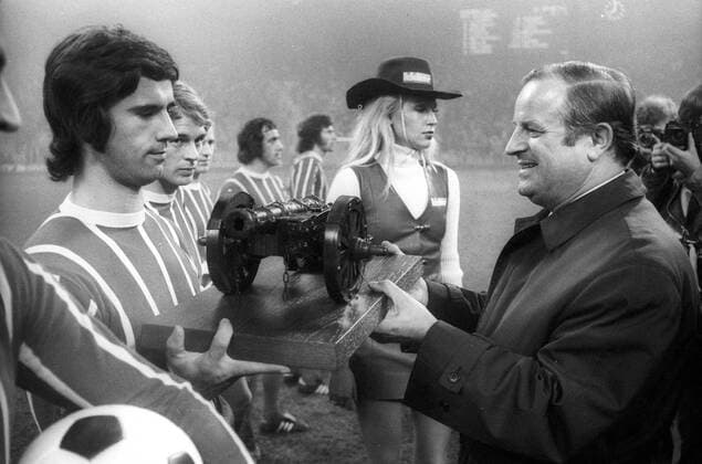 Gerd Müller (FC Bayern München) wird vom Kicker Sportmagazin als Torschützenkönig der Saison 1971 1972 ausgezeichnet