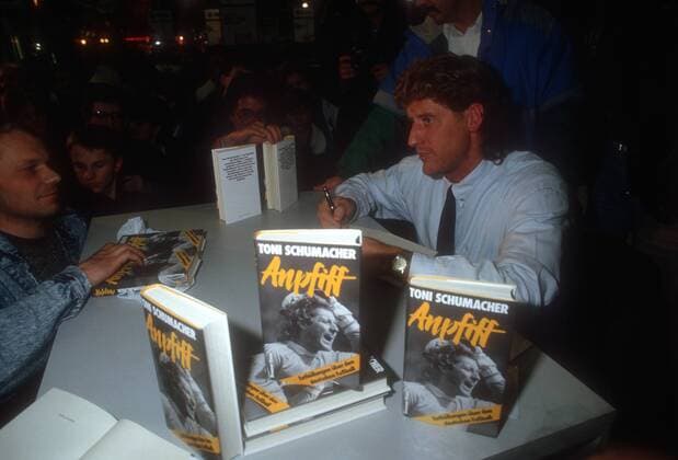 Torwart Harald -Toni- Schumacher (BR Deutschland) signiert sein Buch -Anpfiff. Enthüllungen über den deutschen Fußball-
