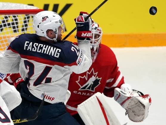 Themen der Woche - SPORT Bilder des Tages SPORT ST. PETERSBURG, RUSSIA. MAY 6, 2016. United States Hudson Fasching (L) attacks Canada s goalie Cam Talbot in their 2016 IIHF World Championship WM Weltmeisterschaft Preliminary Round Group B Ice hockey Eishockey match at the Yubileyny Sports Palace. Sergei Savostyanov TASS  TS021D69