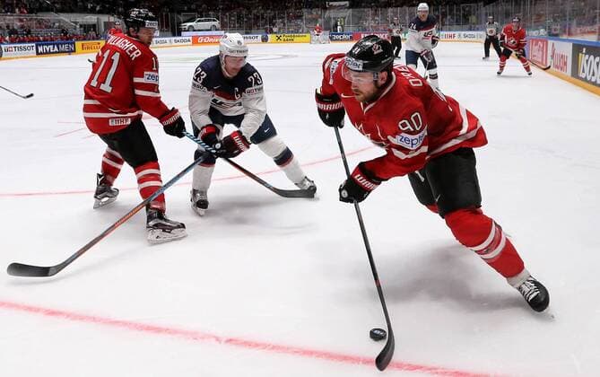 ST. PETERSBURG, RUSSIA. MAY 6, 2016. Canada s Brendan Gallagher (L), Ryan O Reilly (R) and United States Matt Hendricks (C) fight for the puck in their 2016 IIHF World Championship WM Weltmeisterschaft Preliminary Round Group B Ice hockey Eishockey match at the Yubileyny Sports Palace. Team Canada won the game 5-1. Alexander Demianchuk TASS  TS021D7F