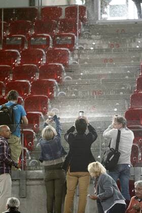 Bilder des Tages SPORT A cascade of water seeps through the roof of the Principal Court on the Caja Magica (Magic Box) during Madrid Open Tennis 2016 match.May, 6, 2016.  (20160506143)