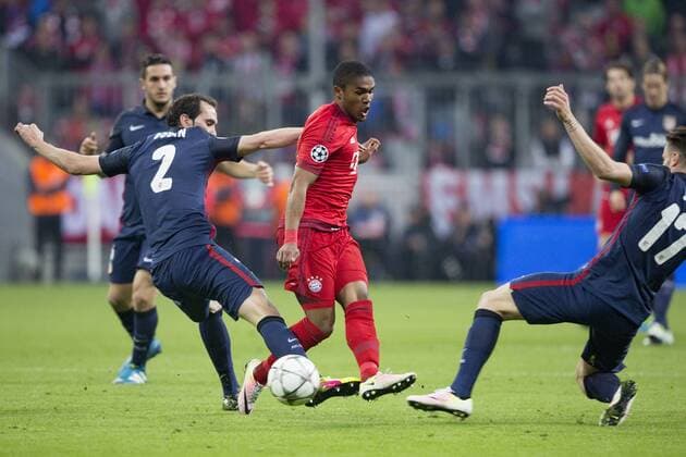 Douglas COSTA ( 11, M, mitte), gedoppelt von Diego GODIN ( 2, CAM) und SAUL Niguez ( 17, CAM). Fussball, FC Bayern Muenchen (M) - Atletico Madrid (CAM), UEFA Championsleague, Saison 2015 2016, Halbfinale Rueckspiel, am 03.05.2016 in Muenchen A L L I A N Z A R E N A Deutschland. Â