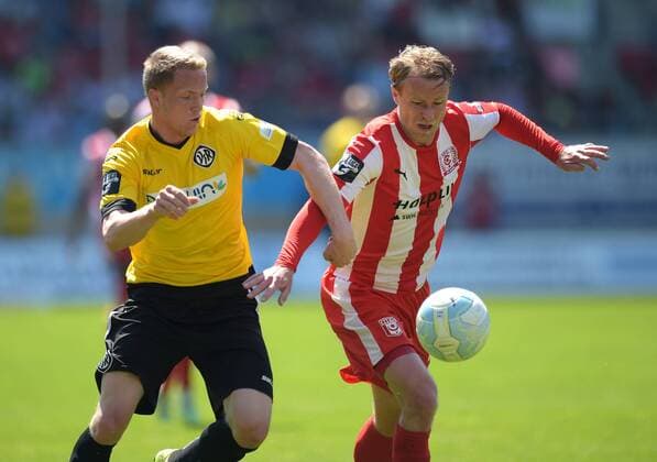 Steffen Kienle (Aalen 20) gegen Marco Engelhardt (HFC 27) beim Spiel Hallescher FC (Halle HFC) vs VfR Aalen, Fussball, 3.Liga, 14.04.2016 Halle Copyright: Modlax Eibner-Pressefoto EP_cma