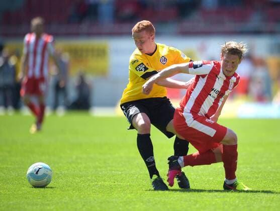 Sebastian Vasiliadis (Aalen 15) gegen Florian Brügmann Bruegmann (HFC 7) beim Spiel Hallescher FC (Halle HFC) vs VfR Aalen, Fussball, 3.Liga, 14.04.2016 Halle Copyright: Modlax Eibner-Pressefoto EP_cma