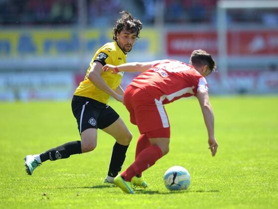 Markus Schwabl (Aalen 27) gegen Selim Aydemir (HFC 10) beim Spiel Hallescher FC (Halle HFC) vs VfR Aalen, Fussball, 3.Liga, 14.04.2016 Halle Copyright: Modlax Eibner-Pressefoto EP_cma