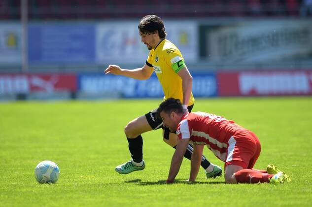 Markus Schwabl (Aalen 27) gegen Selim Aydemir (HFC 10) beim Spiel Hallescher FC (Halle HFC) vs VfR Aalen, Fussball, 3.Liga, 14.04.2016 Halle Copyright: Modlax Eibner-Pressefoto EP_cma