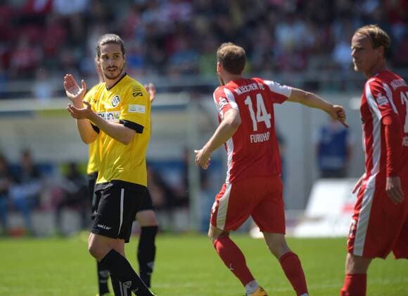 Markus Schwabl (Aalen 27) klatscht beim Spiel Hallescher FC (Halle HFC) vs VfR Aalen, Fussball, 3.Liga, 14.04.2016 Halle Copyright: Modlax Eibner-Pressefoto EP_cma