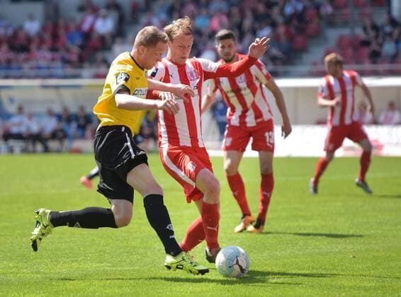 Steffen Kienle (Aalen 20) gegen Marco Engelhardt (HFC 27) beim Spiel Hallescher FC (Halle HFC) vs VfR Aalen, Fussball, 3.Liga, 14.04.2016 Halle Copyright: Modlax Eibner-Pressefoto EP_cma