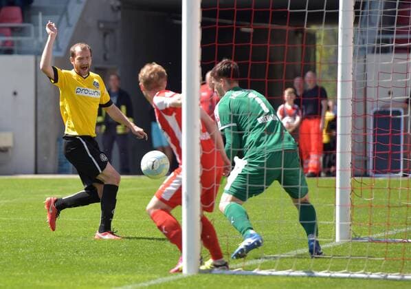 Fabian Menig (Aalen 5) mit dem 1:0 gegen HFC Torwart Fabian Bredlow beim Spiel Hallescher FC (Halle HFC) vs VfR Aalen, Fussball, 3.Liga, 14.04.2016 Halle Copyright: Modlax Eibner-Pressefoto EP_cma