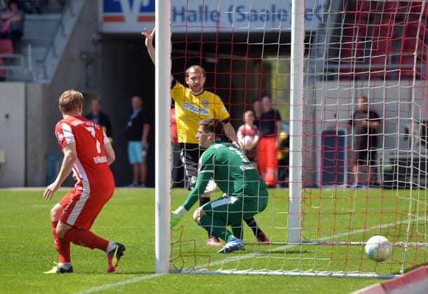 Fabian Menig (Aalen 5) mit dem 1:0 gegen HFC Torwart Fabian Bredlow beim Spiel Hallescher FC (Halle HFC) vs VfR Aalen, Fussball, 3.Liga, 14.04.2016 Halle Copyright: Modlax Eibner-Pressefoto EP_cma