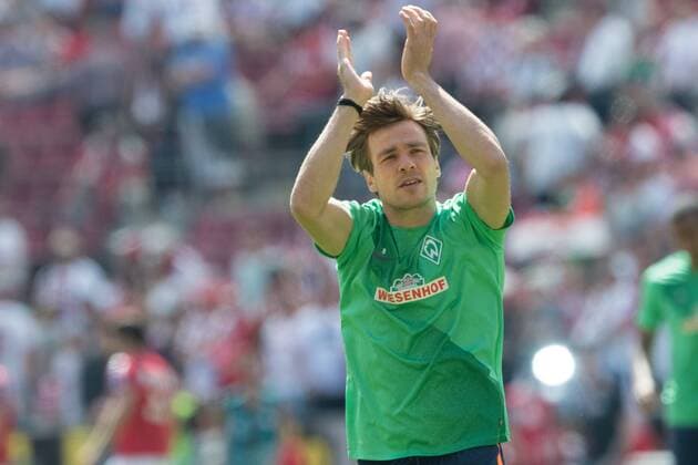 GER, 1.FBL, 1.FC Koeln vs Werder Bremen 07.05.2016, RheinEnergie Stadion, Koeln, GER, 1.FBL, 1.FC Koeln vs Werder Bremen, im Bild Clemens Fritz (Bremen 8) kommt vor dem Spiel zu den Fans nordphotox xKokenge