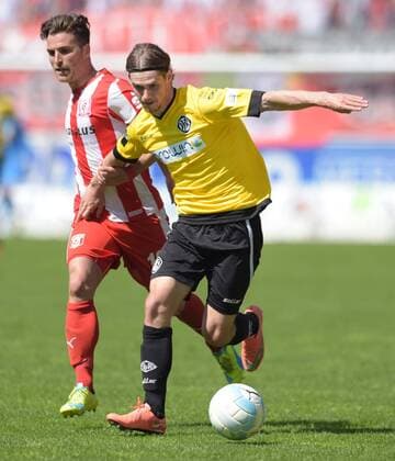 Dennis Chessa (Aalen 22) gegen Selim Aydemir (HFC 10) beim Spiel Hallescher FC (Halle HFC) vs VfR Aalen, Fussball, 3.Liga, 14.04.2016 Halle Copyright: Modlax Eibner-Pressefoto EP_cma