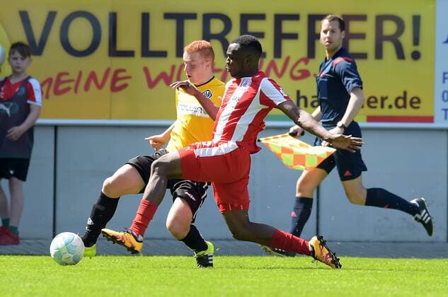 Sebastian Vasiliadis (Aalen 15) gegen Osayamen Osawe (HFC 35) beim Spiel Hallescher FC (Halle HFC) vs VfR Aalen, Fussball, 3.Liga, 14.04.2016 Halle Copyright: Modlax Eibner-Pressefoto EP_cma