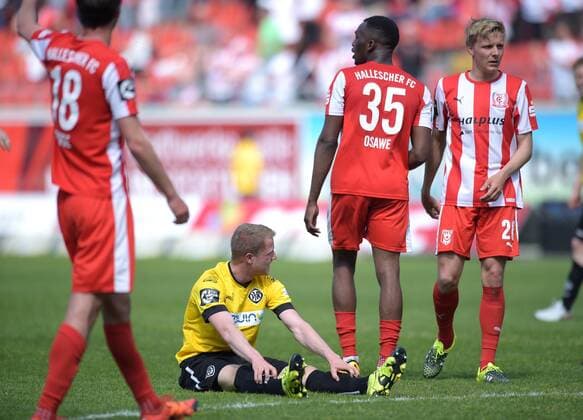Steffen Kienle (Aalen 20) sitzt auf de Rasen nach dem Spiel - daneben: Tim Kruse (HFC 18), Osayamen Osawe (HFC 35), Dorian Diring (HFC 26) (l-r) - Hallescher FC (Halle HFC) vs VfR Aalen, Fussball, 3.Liga, 14.04.2016 Halle Copyright: Modlax Eibner-Pressefoto EP_cma