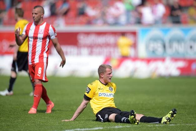 Steffen Kienle (Aalen 20) sitzt auf de Rasen nach dem Spiel - dahinter Toni Lindenhahn (HFC 6) Hallescher FC (Halle HFC) vs VfR Aalen, Fussball, 3.Liga, 14.04.2016 Halle Copyright: Modlax Eibner-Pressefoto EP_cma