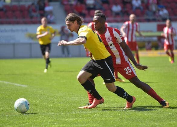 Dennis Chessa (Aalen 22) gegen Osayamen Osawe (HFC 35) beim Spiel Hallescher FC (Halle HFC) vs VfR Aalen, Fussball, 3.Liga, 14.04.2016 Halle Copyright: Modlax Eibner-Pressefoto EP_cma