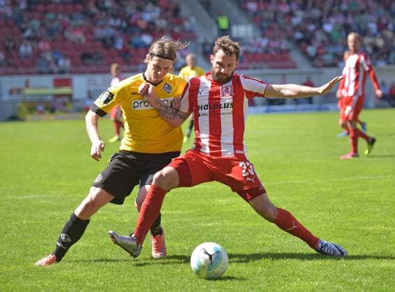 Dennis Chessa (Aalen 22) gegen Sascha Pfeffer (HFC 23) beim Spiel Hallescher FC (Halle HFC) vs VfR Aalen, Fussball, 3.Liga, 14.04.2016 Halle Copyright: Modlax Eibner-Pressefoto EP_cma