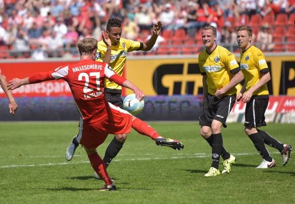 Ruben Reisig (Aalen 16) gegen Marco Engelhardt (HFC 27) beim Spiel Hallescher FC (Halle HFC) vs VfR Aalen, Fussball, 3.Liga, 14.04.2016 Halle Copyright: Modlax Eibner-Pressefoto EP_cma