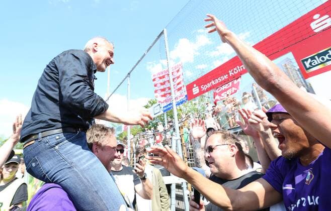 vl. Pavel Dotchev (Aue) feiert den Aufstieg, SC Fortuna Koeln - FC Erzgebirge Aue, Koeln Copyright: Horn xEibner-Pressefoto EP_bhorn